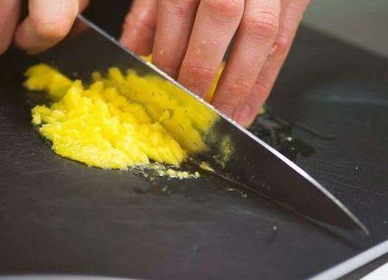 An image of someone chopping mangos