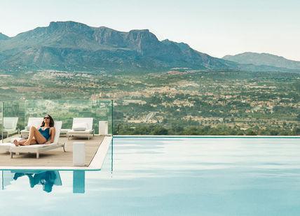 An image of a man and woman in a pool, Intensive detox and weight loss programme. Albir Hills Resort S.A.U. (SHA Wellness Clinic)