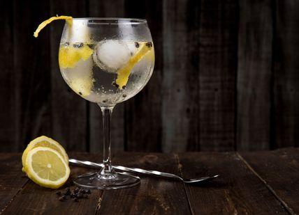 An image of a glass of water with lemon, Golden Age of Gin Private Walking Tour. Coutours