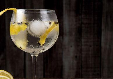 An image of a glass of water with lemon, Virtual History of London in Four Drinks. Coutours