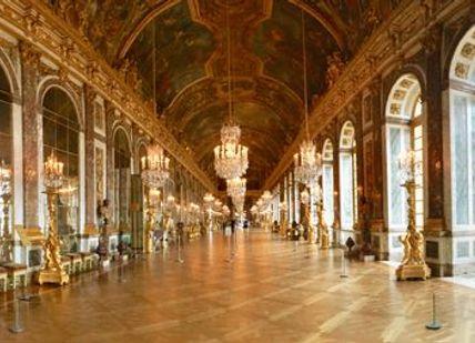 An image of a large room with many windows, Private guided tour of Versailles Palace with VIP Tours Paris.