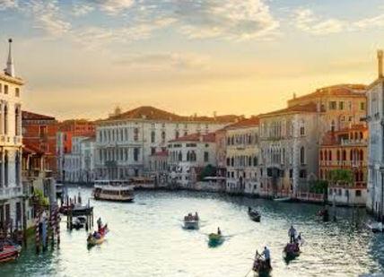 An image of a canal in venice, Return Private Airport Transfers in Venice.