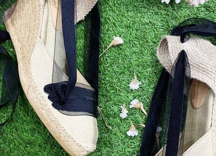 An image of a pair of shoes on the grass, Premium Espadrilles Online Workshop. Handmade Barcelona