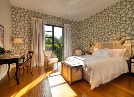 An image of a bedroom with a bed and a desk, Santiago Getaway. Hotel A Quinta Da Auga