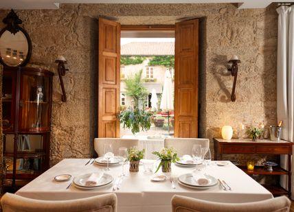 An image of a dining room with a table and chairs, Santiago Getaway. Hotel A Quinta Da Auga