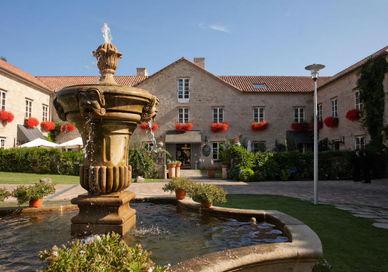 An image of a fountain in a garden, Santiago Getaway. Hotel A Quinta Da Auga