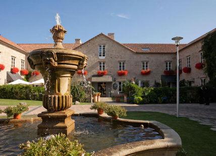 An image of a fountain in a garden, Santiago Getaway. Hotel A Quinta Da Auga