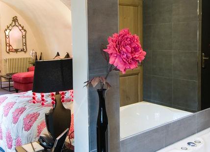 An image of a bathroom with a tub and a sink, Hotel, Gastronomic Restaurant Le 1131 and Transfer. L'Abbaye De La Bussière