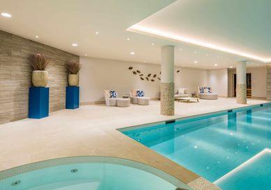An image of a pool with a hot tub, Day Spa Delight London. Luenire