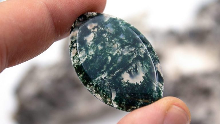What is Moss Agate? Meaning & Uses for this Special Green Gemstone