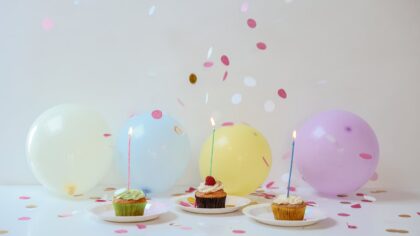 Happy Birthday in Portuguese with mini cakes